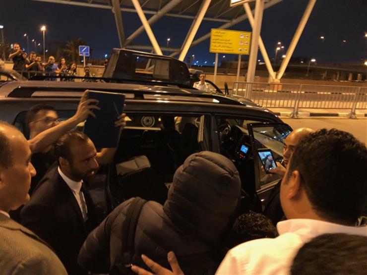 بالصور | محمد صلاح يصل مطار القاهرة وسط حراسة أمنية مشددة 8