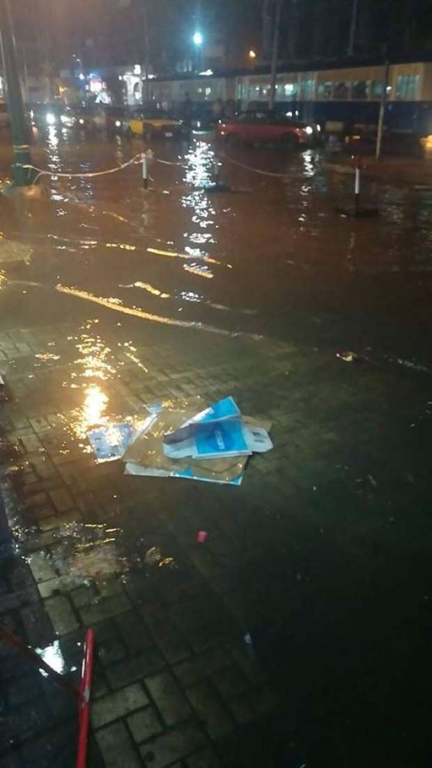 عاجل بالصور| غرق شوارع ومحال الإسكندرية بسبب الأمطار.. و"الأرصاد" تُعلن موعد انكسار الموجة 9