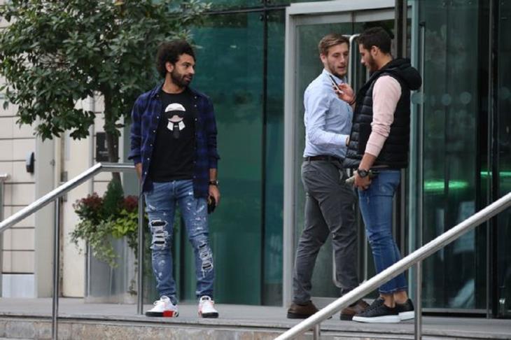 بعدما رصدته الكاميرات.. لماذا تواجد محمد صلاح أمام فندق مانشستر يونايتد؟