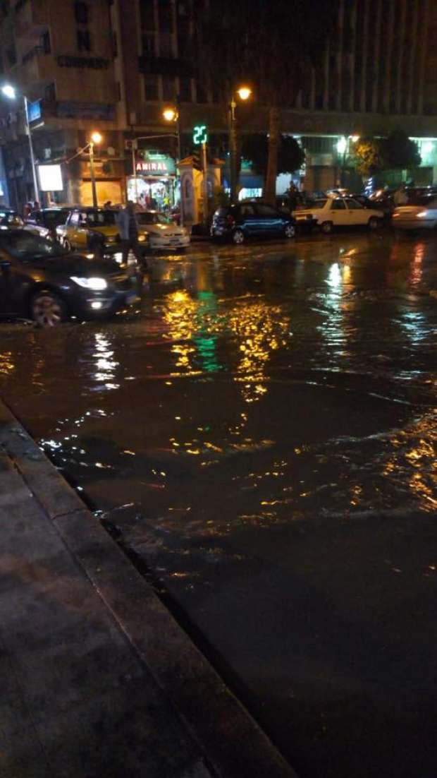 عاجل بالصور| غرق شوارع ومحال الإسكندرية بسبب الأمطار.. و"الأرصاد" تُعلن موعد انكسار الموجة 8