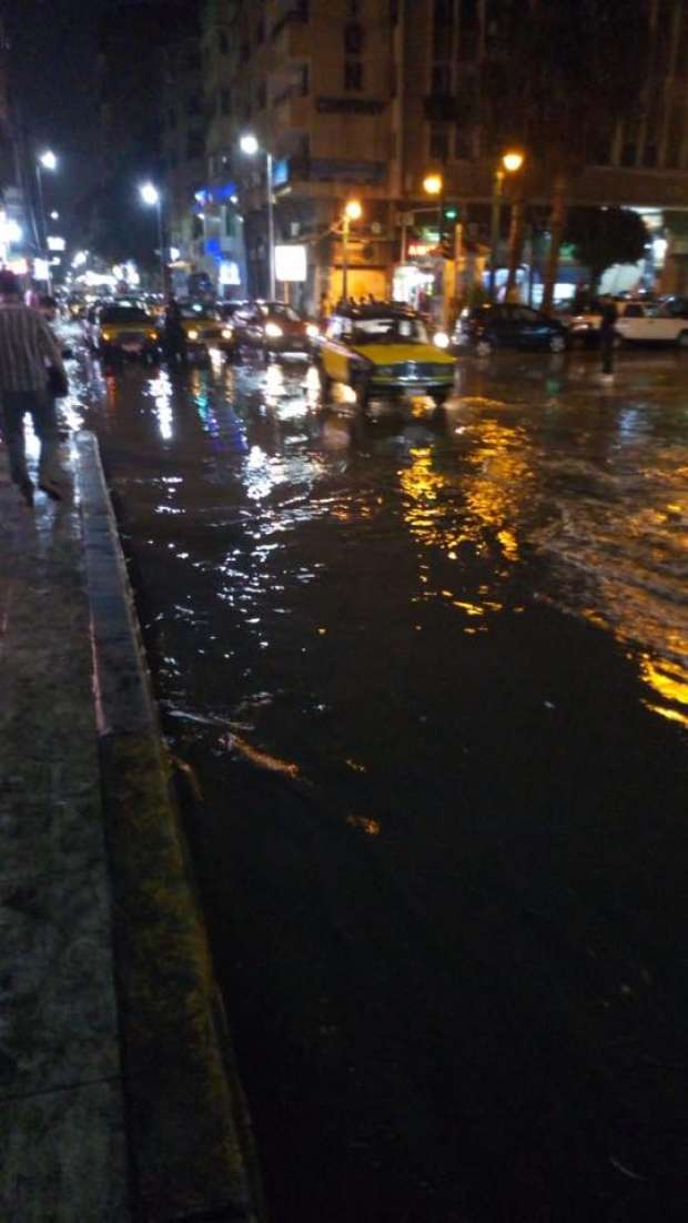 عاجل بالصور| غرق شوارع ومحال الإسكندرية بسبب الأمطار.. و"الأرصاد" تُعلن موعد انكسار الموجة 7