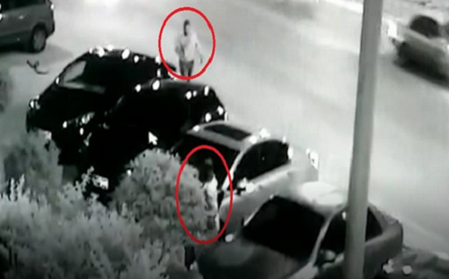 ننشر أول فيديو يظهر لحظة اختطاف نجل إعلامية شهيرة من سيارتها بأكتوبر قرب منزل رئيس الوزراء.. ومفاجأة بشأن الشخص المتورط في خطفه