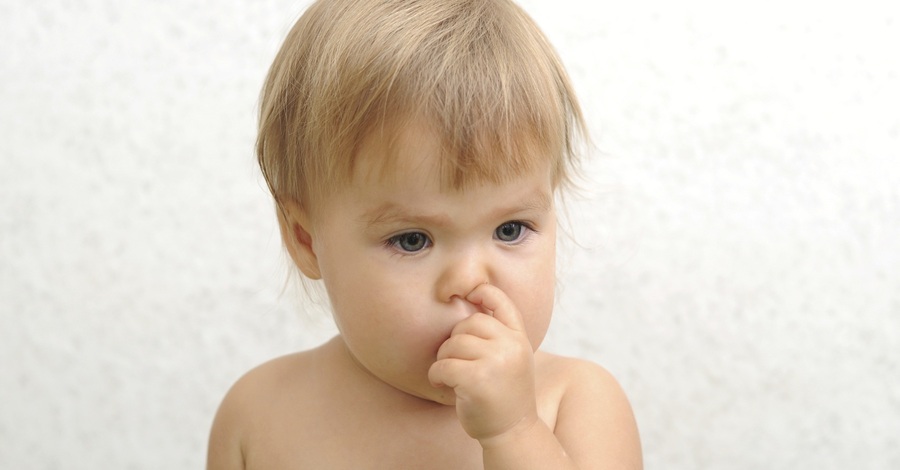 تحذير من مرض خطير يصيب الطفل عند وضع الإصبع في الأنف