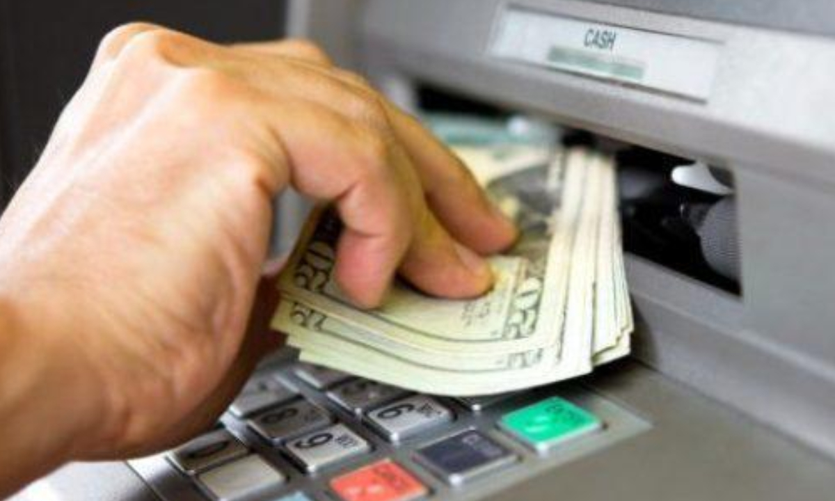 تعرف على البنوك التي يمكنك تغيير منها الدولار وأي عملة أخرى عبر ماكينة الصراف الآلي في مصر