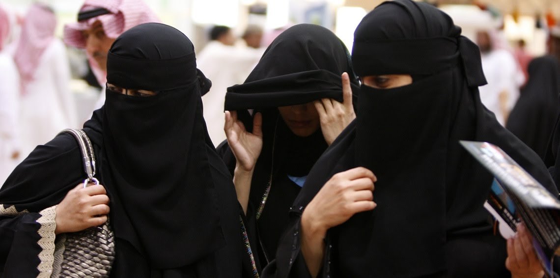 السعوديات يطلقن هاشتاغ العباءة المقلوبة احتجاجا على ارتداء العباءة التقليدية