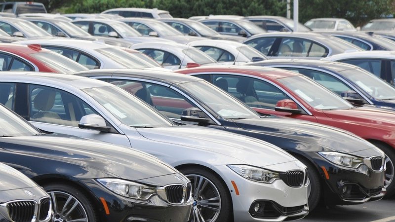 «خليها تصدي».. تُجبر تجار السيارت على تخفيض الأسعار لأنهم أصبحوا في ورطة لـ3 أسباب