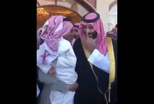 شاهد.. ولي العهد السعودي يلبي رغبة طفل ويمنحه سيارة فخمة