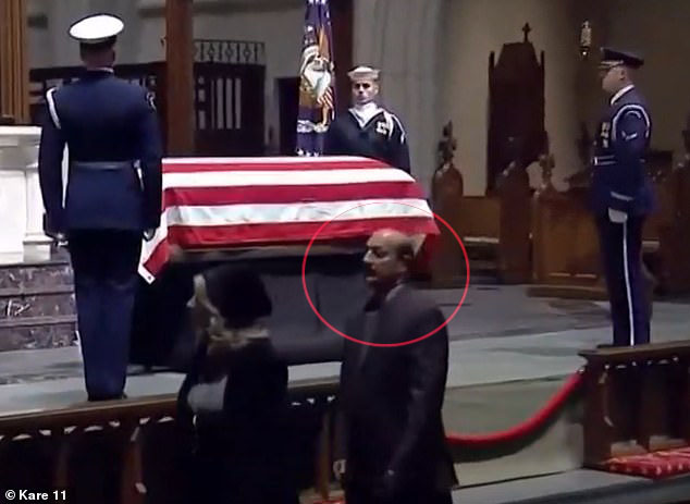 ماذا يفعل ضابط كويتي في جنازة “بوش” الأب..وكيف نجى من الموت 3 مرات!