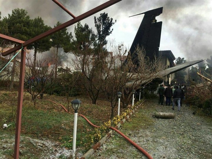 بالصور.. سقوط طائرة «بيونج 707» وتحطمها منذ قليل ومقتل جميع ركابها في إيران 7
