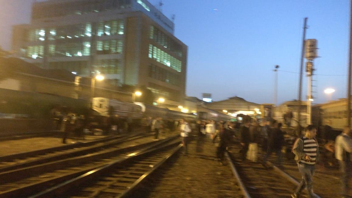 شاهد| ركاب القطار بمحطة مصر يفترشون القضبان.. ومصدر يكشف يكشف التفاصيل 1