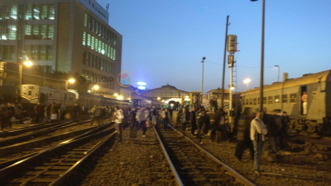 شاهد| ركاب القطار بمحطة مصر يفترشون القضبان.. ومصدر يكشف يكشف التفاصيل 13