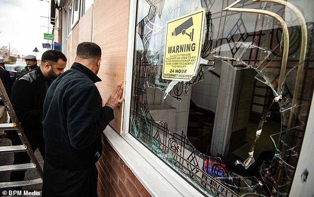شاهد.. هجمات إرهابية جديدة على 5 مساجد في بريطانيا.. وأول تعليق من الشرطة البريطانية 2