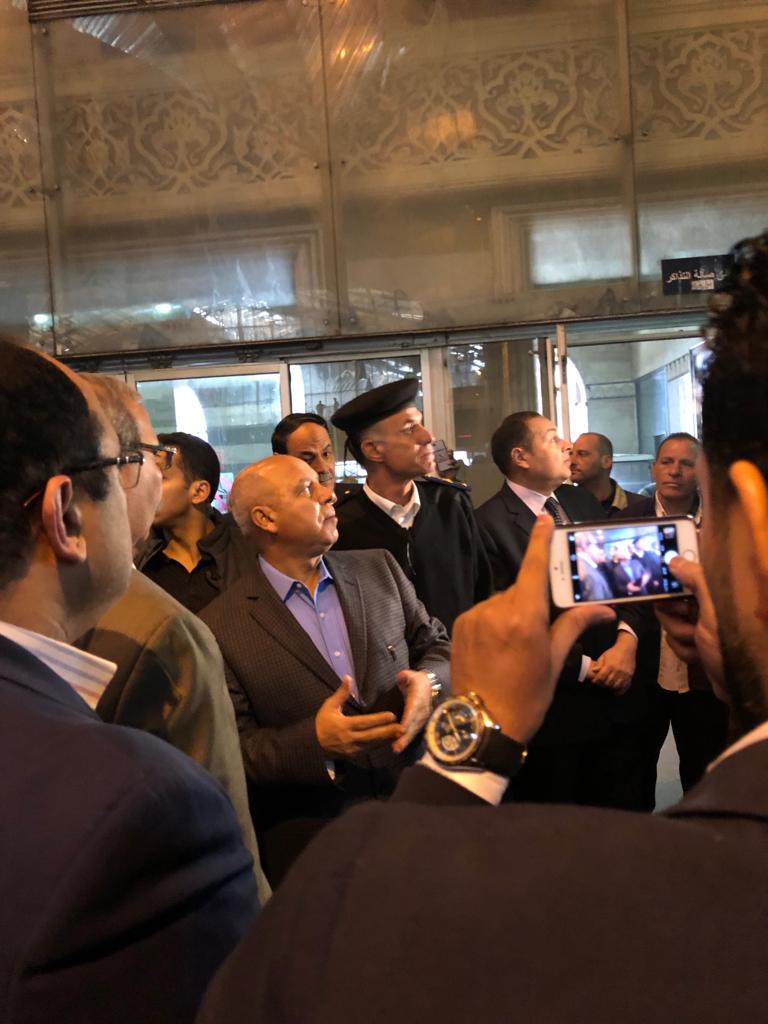 بالصور| كامل الوزير يقف في طابور محطة مصر ويركب القطار.. تعرف على تفاصيل زيارة السابعة صباحًا 8