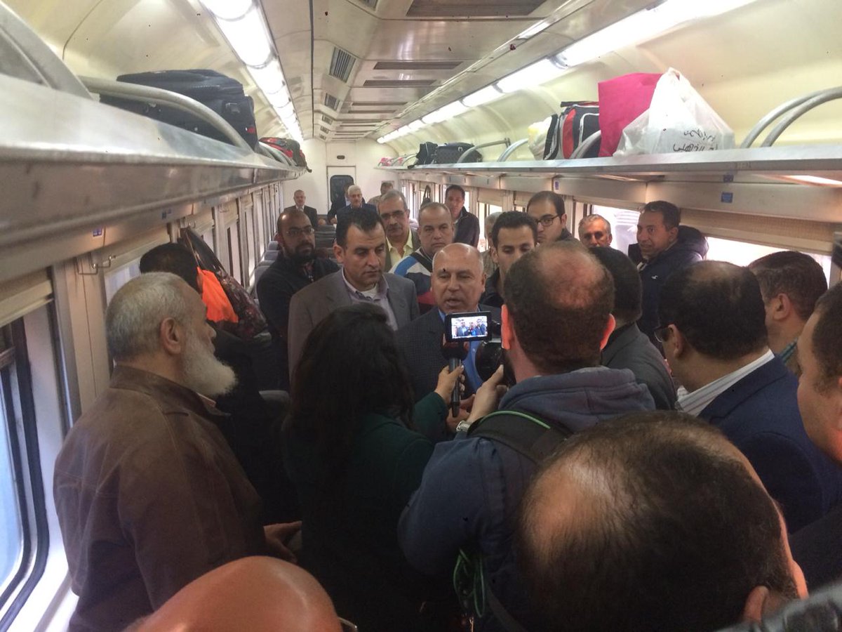بالصور| كامل الوزير يقف في طابور محطة مصر ويركب القطار.. تعرف على تفاصيل زيارة السابعة صباحًا 7