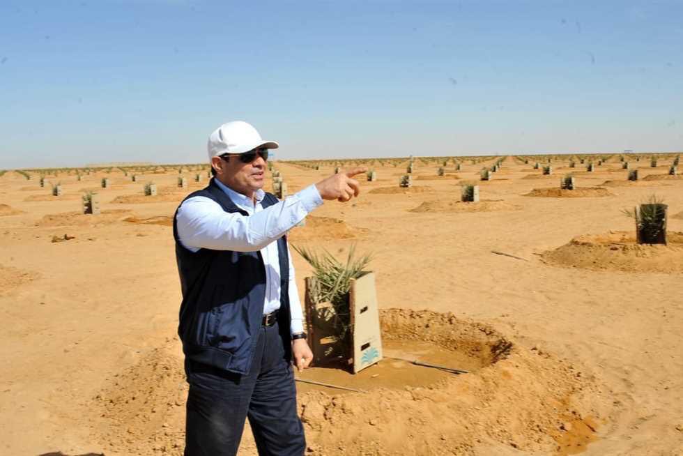بالصور| الرئيس السيسي يعمل في الأرض بيده أثناء تفقد توشكى 7