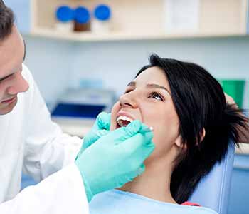 الفحص الدقيق للفم واللثة قبل زراعة الأسنان