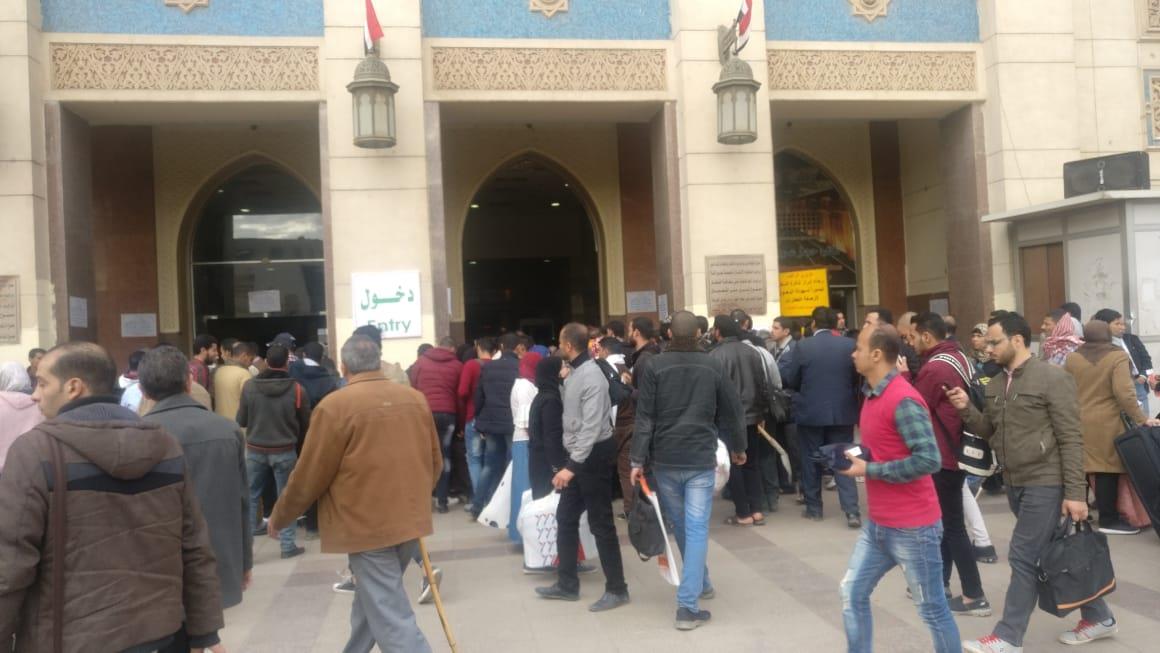 بالأرقام.. زحام شديد على أماكن قطع تذاكر القطارات بمحطة مصر في أول يوم لتطبيق الغرامات «صور» 5