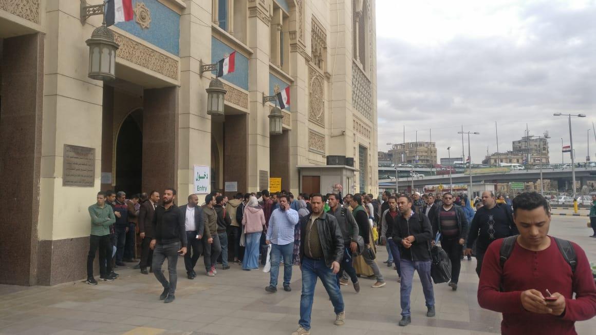 بالأرقام.. زحام شديد على أماكن قطع تذاكر القطارات بمحطة مصر في أول يوم لتطبيق الغرامات «صور» 6