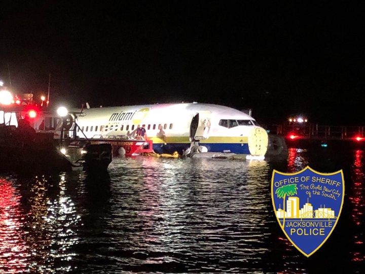 عاجل بالفيديو والصور| اللحظات الأولى لسقوط طائرة "بوينج 737" منذ قليل وعلى متنها 136 شخص في نهر سانت جونز 8
