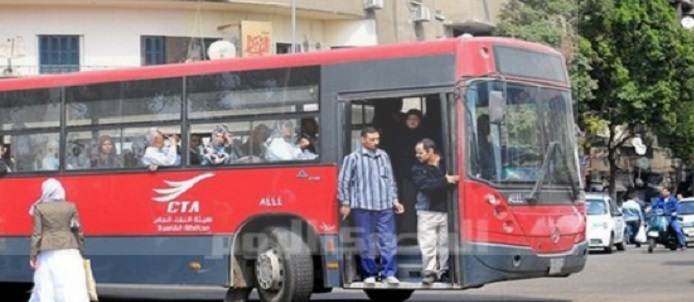 “بالفيديو وبسبب الحر الشديد” اللحظات الأولى لتفحم أتوبيس نقل عام بالقاهرة والركاب يقفزون من الشبابيك