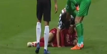 شاهد| سقوط " محمد صلاح" مصاباً منذ قليل ويغادر المباراة على النقالة في الدقيقة 72 8