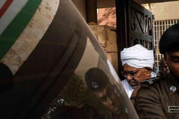 "شاهد بالفيديو والصور" اللقطات الأولى لعمر البشير في أول ظهور له منذ اعتقاله من قِبل الجيش السوداني 7