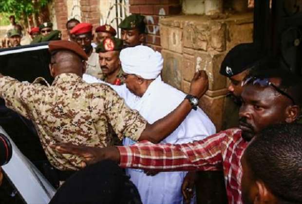 "شاهد بالفيديو والصور" اللقطات الأولى لعمر البشير في أول ظهور له منذ اعتقاله من قِبل الجيش السوداني 5
