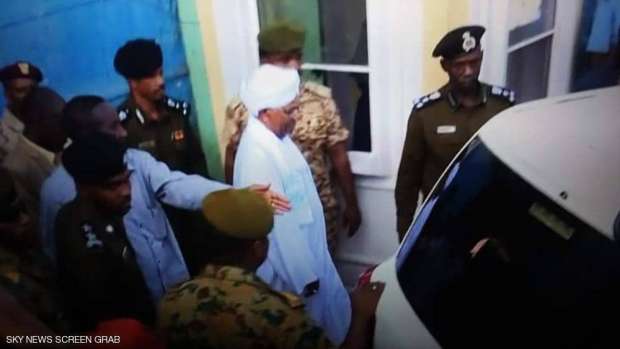 "شاهد بالفيديو والصور" اللقطات الأولى لعمر البشير في أول ظهور له منذ اعتقاله من قِبل الجيش السوداني 9