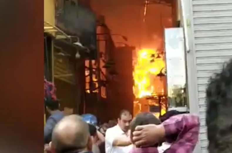 بالصور| 5 ساعات من الخوف والرعب بسبب حريق العتبة بالموسكي.. والنيران تلهتم المحلات 2