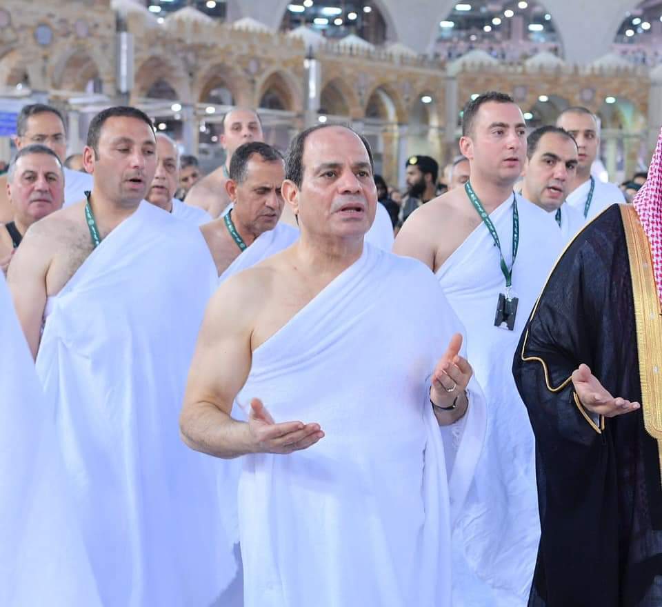 بالصور | الرئيس السيسي بملابس العمرة.. وكيف استقبله المعتمرين 10