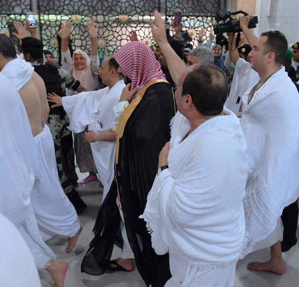 بالصور | الرئيس السيسي بملابس العمرة.. وكيف استقبله المعتمرين 8