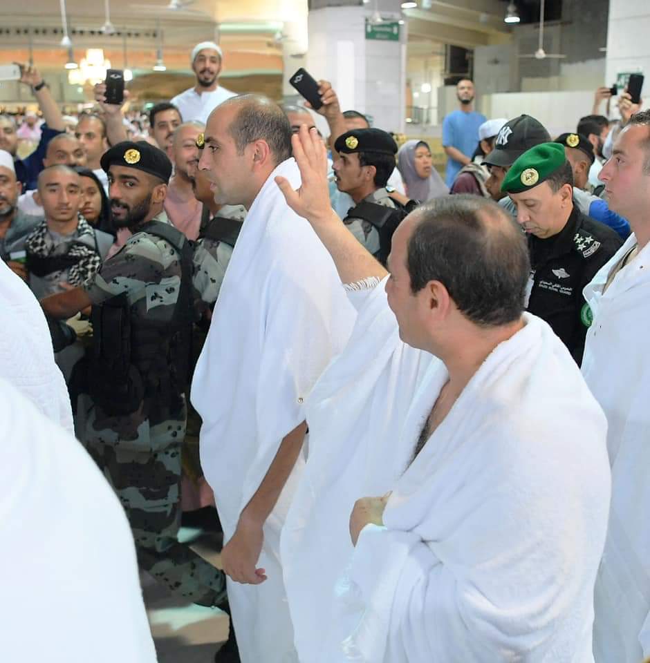 بالصور | الرئيس السيسي بملابس العمرة.. وكيف استقبله المعتمرين 7
