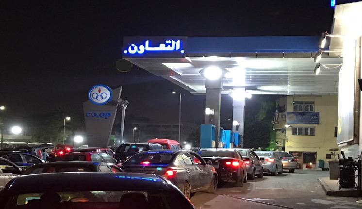 حقيقة أنباء عن تحريك أسعار الوقود في مصر .. زحام شديد على محطات البنزين رغم نفي رفع الأسعار