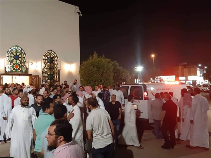 شاهد| جنازة مهيبة لزوجين مصريين توفيا بالسعودية في حادث أليم وتركا طفلتين 7