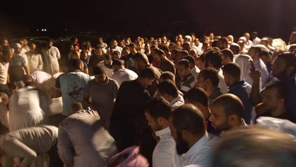 شاهد| جنازة مهيبة لزوجين مصريين توفيا بالسعودية في حادث أليم وتركا طفلتين