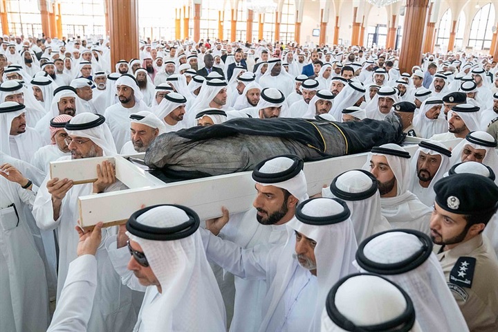 عاجل "بالصور"| شيوخ وقيادات الإمارات يودعون الشاب الشيخ "سلطان بن محمد" بالدموع التي بللت وجوههم 14