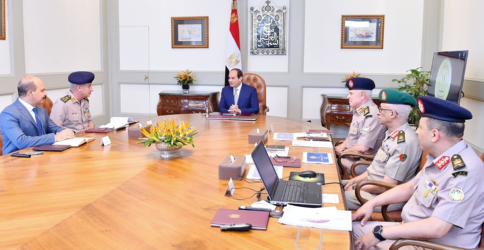 لماذا اجتمع الرئيس السيسي مع وزير الدفاع ورجال الجيش.. تعرف على التفاصيل