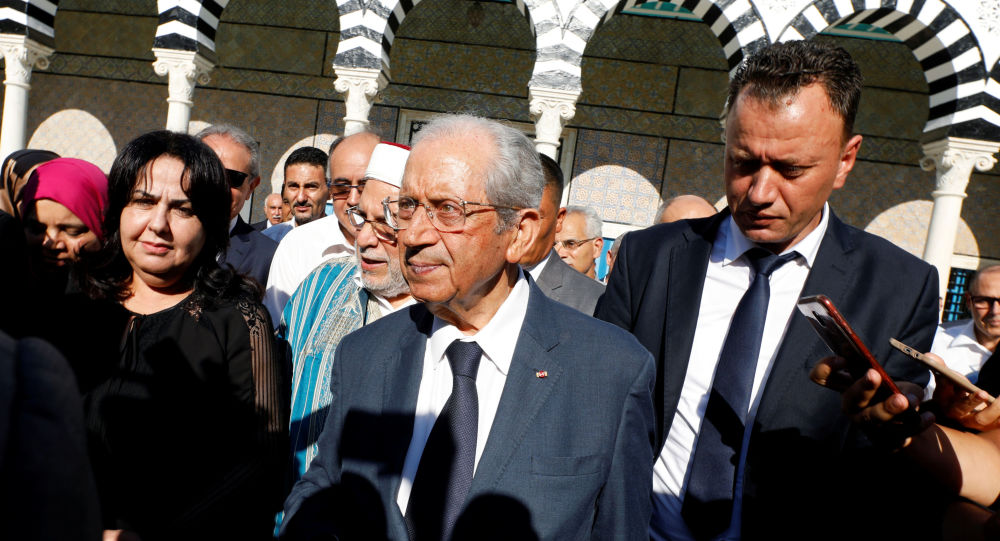 عاجل “بالفيديو” الرئيس التونسي الجديد يؤدي اليمين الدستورية منذ قليل وهو يبكي بعد وفاة السبسي وقبل دفنه وأبرز المعلومات عنه