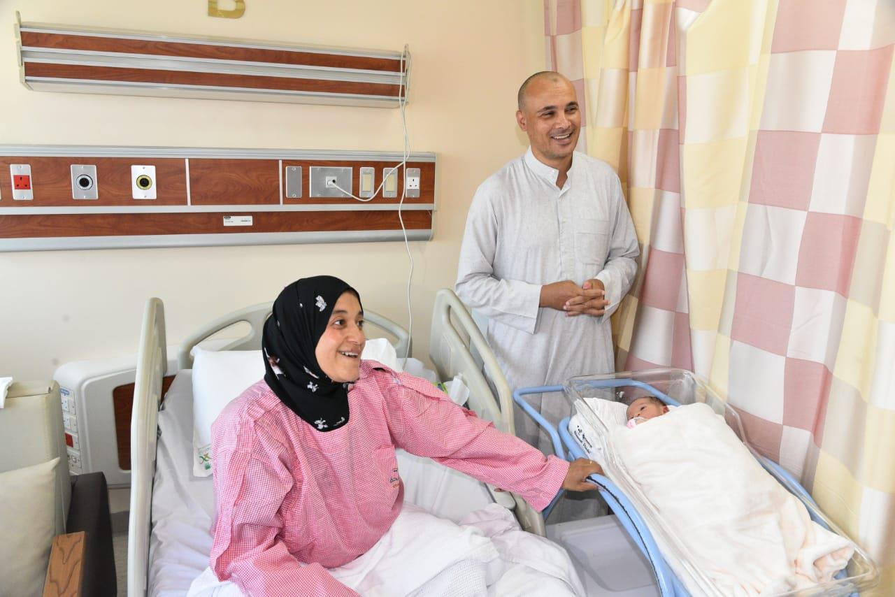 بالصور| حاجة مصرية تضع مولودتها في أحد المستشفيات بالسعودية.. اسم المولودة وصورتها