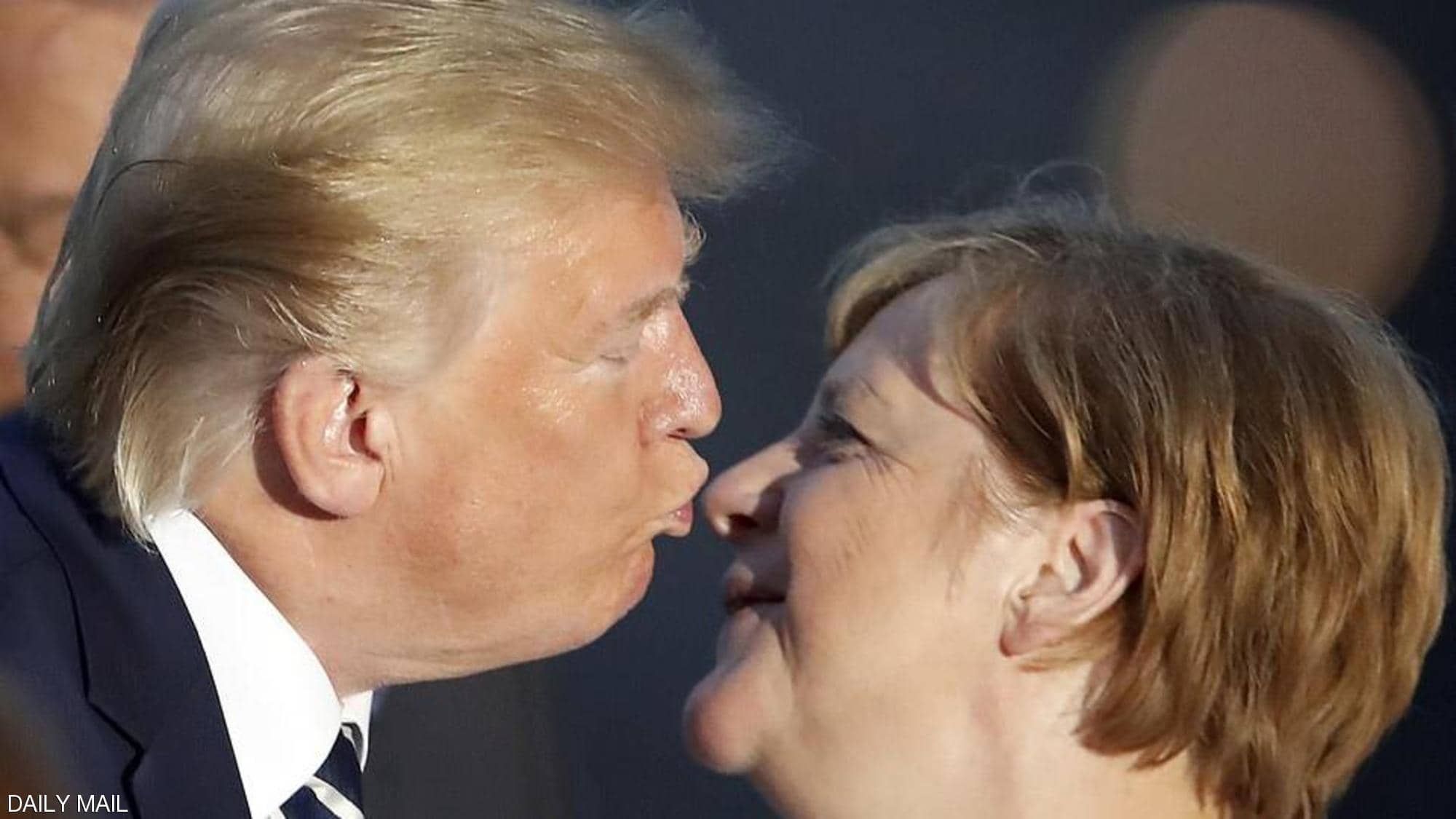 “بالصور” قبلة غريبة من ترامب في أنف ميركل بحضور الزعماء تثير استغراب الجميع وسيدة فرنسا تطبع قبلة أخرى على خده