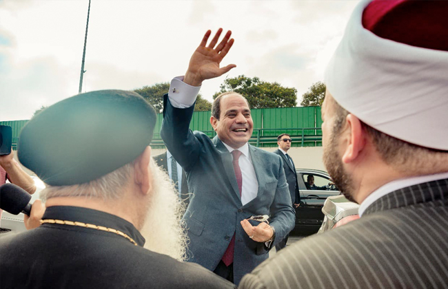 شاهد بالصور| لحظة وصول الرئيس السيسي مصر وكيف استقبله بعض المواطنين 11