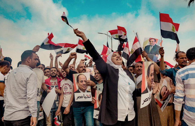 شاهد بالصور| لحظة وصول الرئيس السيسي مصر وكيف استقبله بعض المواطنين 9