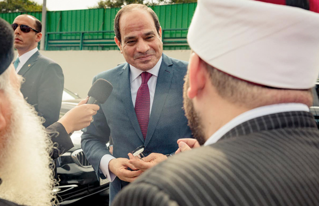 شاهد بالصور| لحظة وصول الرئيس السيسي مصر وكيف استقبله بعض المواطنين 10