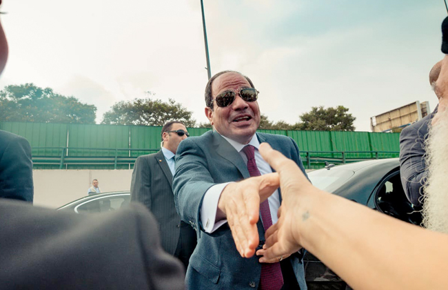 شاهد بالصور| لحظة وصول الرئيس السيسي مصر وكيف استقبله بعض المواطنين 15