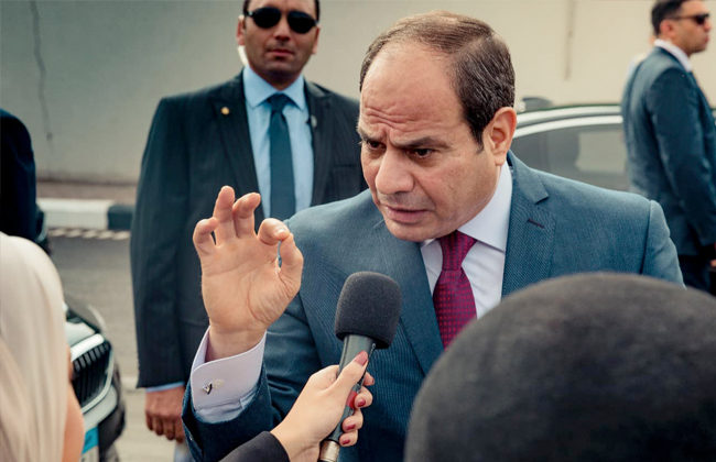 شاهد بالصور| لحظة وصول الرئيس السيسي مصر وكيف استقبله بعض المواطنين 16