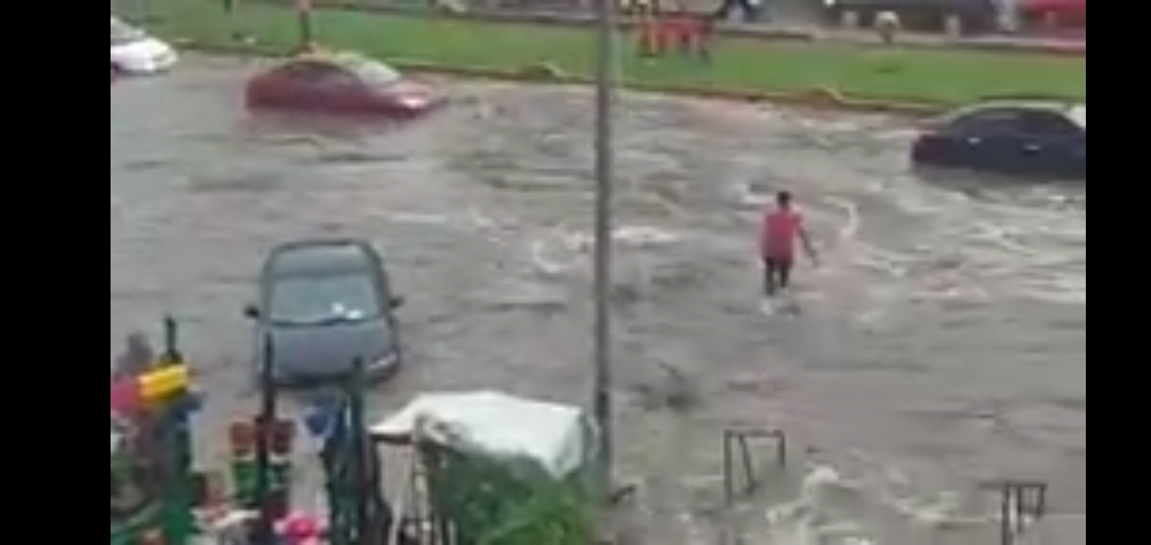 عاجل بالفيديو والصور| السيول والأمطار تغرق شوارع القاهرة وتصل لمطار القاهرة الدولي وإغلاق صالة الوصول 7