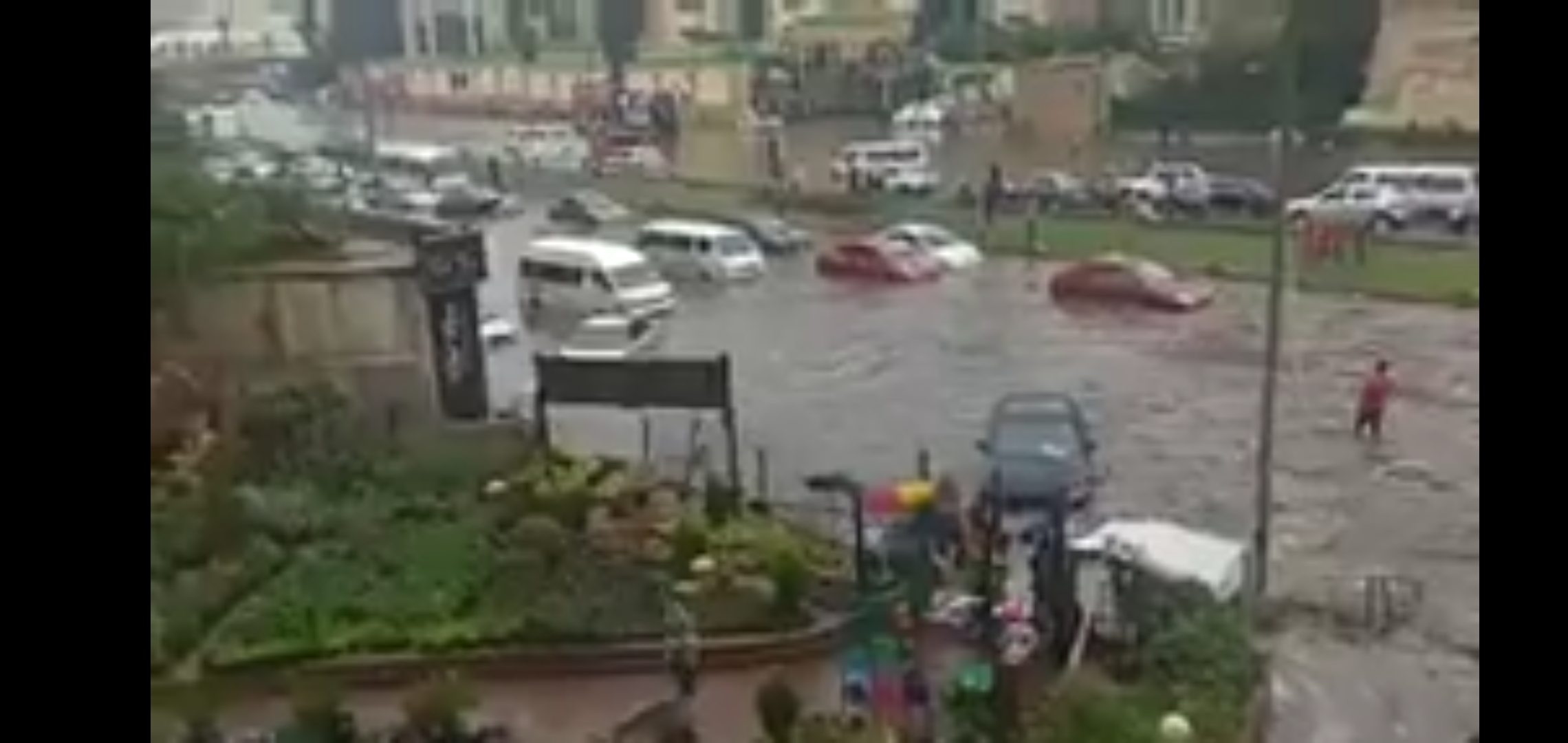 عاجل بالفيديو والصور| السيول والأمطار تغرق شوارع القاهرة وتصل لمطار القاهرة الدولي وإغلاق صالة الوصول 8