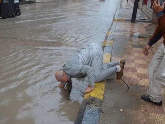 بالفيديو| رئيس مجلس مدينة مطوبس يكشف سبب تسليكه لصفاية الأمطار بنفسه