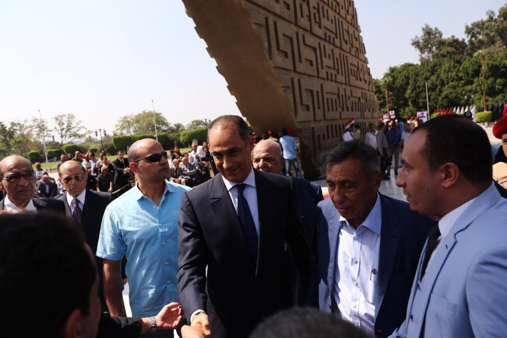 بالصور| شاهد ماذا فعل جمال مبارك أمام النصب التذكاري اليوم 26