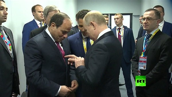 أثارت ربطة العنق انتباهه.. قوة ملاحظة الرئيس الروسي أثناء حديثه من الرئيس " السيسي".. فيديو 2